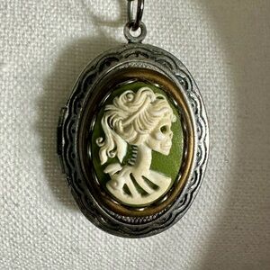Women’s necklace cameo skull locket